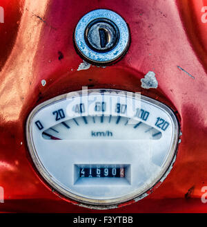 Red Vintage cyclomoteur italien Compteur Banque D'Images