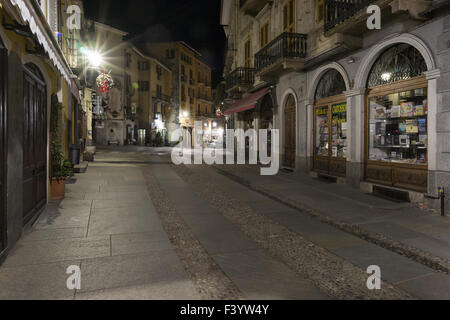 Une scène de rue de nuit, Varallo Banque D'Images