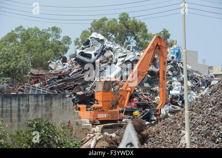 Broyées au chantier de recyclage de ferraille à Malte. Banque D'Images