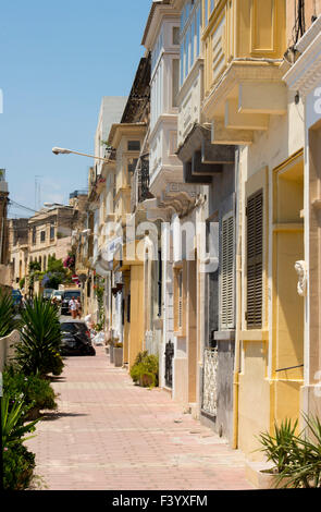 Rangée de maisons maltais traditionnel près de la baie de Spinola Malte. Banque D'Images