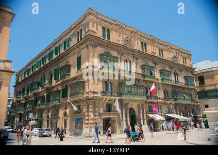 Palazzo Ferreria Valletta boutiques et points de restauration rapide dans une une fois grand palais. Banque D'Images