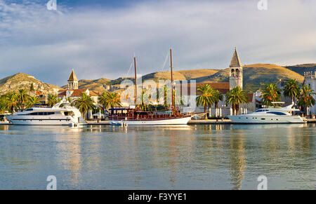 La ville de Trogir UNESCO waterfront Banque D'Images