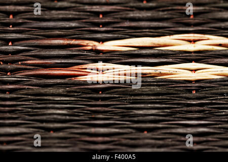 La photo en gros plan d'un panier en osier marron Banque D'Images