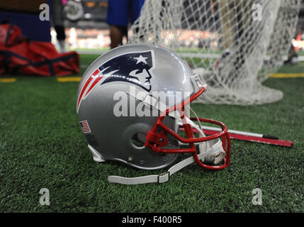 11 octobre 2015 : un casque de la Nouvelle-Angleterre se trouve sur la ligne de touche lors d'un match de football entre les NFL New England Patriots et les Dallas Cowboys à AT&T Stadium à Arlington, TX Dallas Nouvelle Angleterre défait 30-6 Albert Pena/CSM Banque D'Images