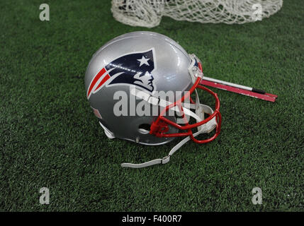 11 octobre 2015 : un casque de la Nouvelle-Angleterre se trouve sur la ligne de touche lors d'un match de football entre les NFL New England Patriots et les Dallas Cowboys à AT&T Stadium à Arlington, TX Dallas Nouvelle Angleterre défait 30-6 Albert Pena/CSM Banque D'Images