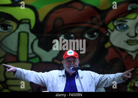 Sao Paulo, Brésil. 13 Oct, 2015. L'ancien Président du Brésil, Luiz Inacio Lula da Silva prononce le discours au 1er Congrès du Mouvement des petits agriculteurs, dans le pavillon de Vera Cruz à Sao Paulo, Brésil, le 13 octobre 2015. Credit : Werther Santana/Estadao Conteudo/AGENCIA ESTADO/Xinhua/Alamy Live News Banque D'Images