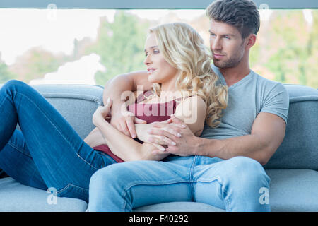 Jeune couple bénéficiant d'un moment de calme à la maison Banque D'Images