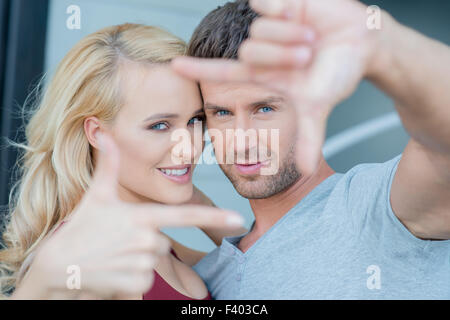 Close up Romantic Couple en signe du châssis Banque D'Images