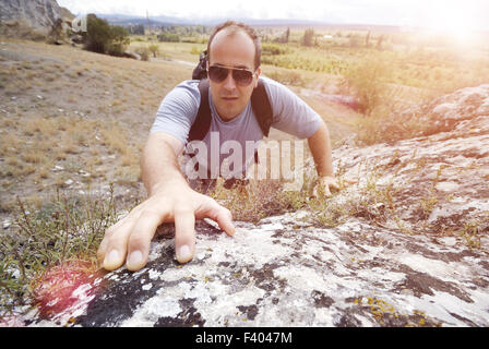 Homme adulte est l'ascension d'une montagne Banque D'Images