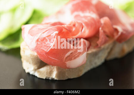 Horizontale de la plaque sandwich au jambon sur Banque D'Images