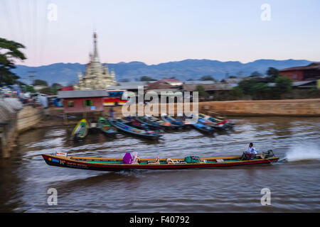 Longboat sur canal à Lac Inle, Nyaung Shwe Banque D'Images