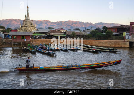 Longboat sur canal à Lac Inle, Nyaung Shwe Banque D'Images