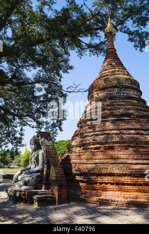 Statue de Bouddha und stupa, Inwa, Myanmar Banque D'Images