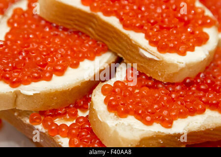 Des sandwichs avec du caviar rouge Banque D'Images