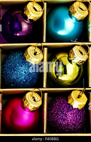 La photo en gros plan d'ornements d'arbre de Noël Banque D'Images