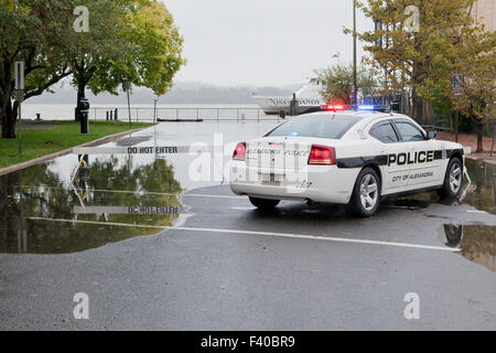 Voiture de police bloquant la route inondée - Alexandria, Virginia USA Banque D'Images