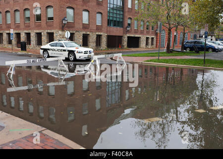 Voiture de police bloquant la route inondée - Alexandria, Virginia USA Banque D'Images