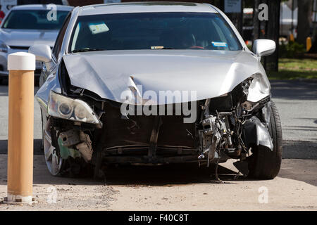 Voiture avec l'extrémité avant des dommages de collision - USA Banque D'Images