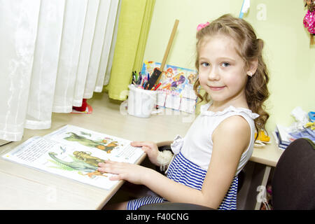 Little girl doing homework Banque D'Images