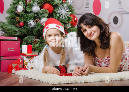 Mère et fille sont à l'arbre de Noël Banque D'Images