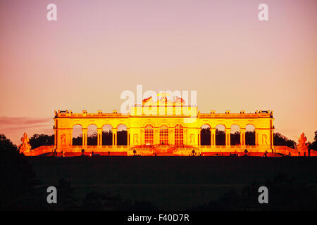 Chapelle du château de Schönbrunn, à Vienne au coucher du soleil Banque D'Images