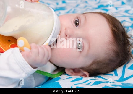 Boire du lait de bébé au biberon Banque D'Images