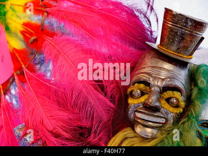 Masque de carnaval bolivien traditionnel fait à la main exposé au Richmond Folk Festival, Richmond, Virginie. Banque D'Images