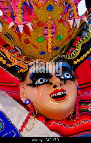 Masque de carnaval bolivien traditionnel fait à la main exposé au Richmond Folk Festival, Richmond, Virginie. Banque D'Images