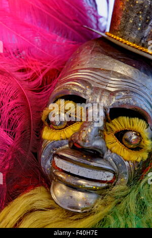 Masque de carnaval bolivien traditionnel fait à la main exposé au Richmond Folk Festival, Richmond, Virginie. Banque D'Images