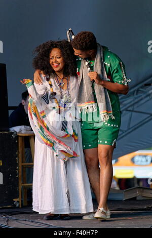 Les membres du groupe de funk éthiopien Feedel Band se sont présenté au Richmond Folk Festival, Richmond, Virginie Banque D'Images