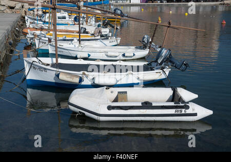 Petit bateau de plaisance de Cala Estancia Banque D'Images