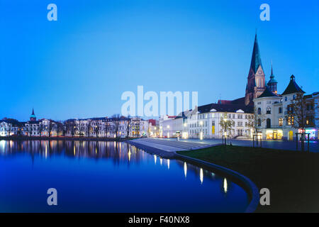 Lac Pfaffenteich et cathédrale de Schwerin Banque D'Images