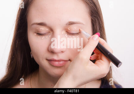 Maquilleur applique foundation sur les paupières Banque D'Images