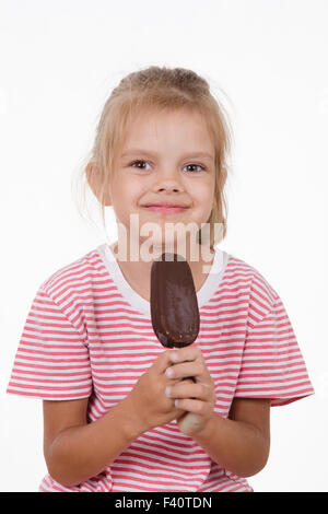 Petite fille de cinq ans tenant une glace Banque D'Images