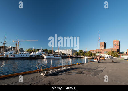 Le fjord d'Oslo avec l'Hôtel de Ville d'Oslo Banque D'Images