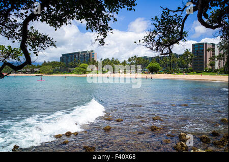 Les touristes de profiter de la plage et de l'eau, Kaua'i Marriott Resort ; Baie de Kalapaki, Kaua'i, Hawaii, USA Banque D'Images