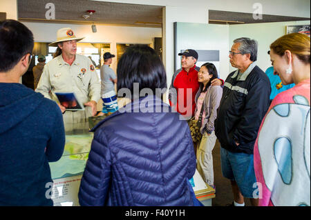 Les touristes écouter un park ranger présentation, Musée Jaggar, Hawai'i Volcanoes National Park, Big Island, Hawaii, USA Banque D'Images