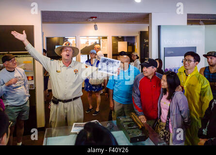 Les touristes écouter un park ranger présentation, Musée Jaggar, Hawai'i Volcanoes National Park, Big Island, Hawaii, USA Banque D'Images