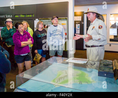 Les touristes écouter un park ranger présentation, Musée Jaggar, Hawai'i Volcanoes National Park, Big Island, Hawaii, USA Banque D'Images