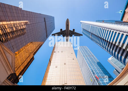 Vue d'avion vers le haut bâtiment moderne et Banque D'Images