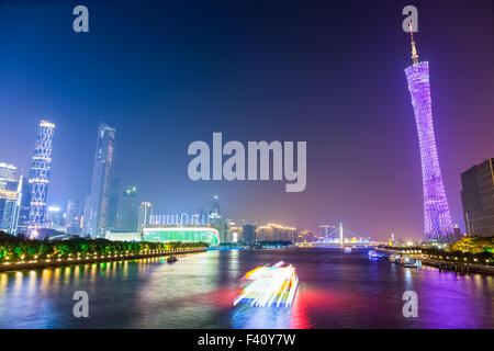 Vue de nuit sur la rivière des Perles de Guangzhou Banque D'Images