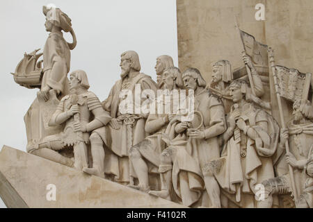 ​Lisbon, Portugal, le 5 octobre, 2015. Statue d'Henri le Navigateur considéré comme le principal initiateur de l'âge des découvertes, tenant une sur la caraque Padrão dos Descobrimentos (Monument des Découvertes) qui se dresse sur l'embouchure de la rivière Tegus. Crédit : David Mbiyu/ Alamy Live News Banque D'Images