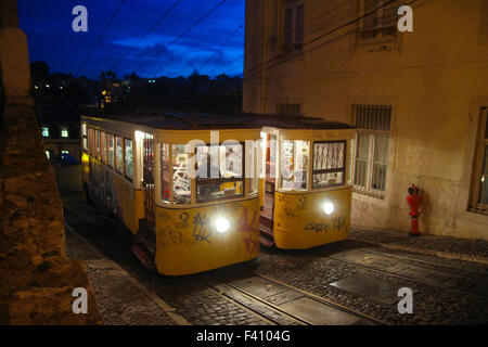 ​Lisbon, Portugal, le 5 octobre, 2015. Un Funiculaire Glória qui relie la place de la restauration avec le Bairro Alto vu sur son premier voyage de la journée le long de la route 265 mètres de long juste après le lever du soleil. Crédit : David Mbiyu/ Alamy Live News Banque D'Images