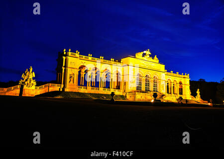 Chapelle du château de Schönbrunn, à Vienne au coucher du soleil Banque D'Images