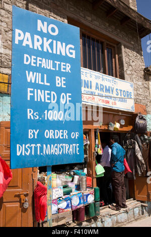 L'Inde, le Jammu-et-Cachemire, Ladakh, Leh, Main Bazaar, pas de parking, par ordonnance du magistrat de district, sign Banque D'Images