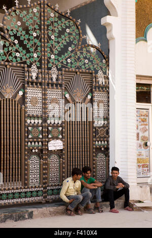 L'Inde, le Jammu-et-Cachemire, Ladakh, Leh Main Bazaar, porte ouvragée de la mosquée chiite Imam Bara Banque D'Images