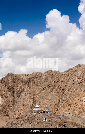 L'Inde, le Jammu-et-Cachemire, Ladakh, Leh, Shanti Stupa, vu depuis le toit du palais Banque D'Images