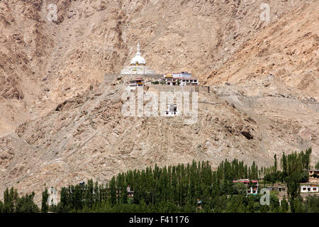 L'Inde, le Jammu-et-Cachemire, Ladakh, Leh, Shanti Stupa et Changspa hôtels vu du toit du palais Banque D'Images