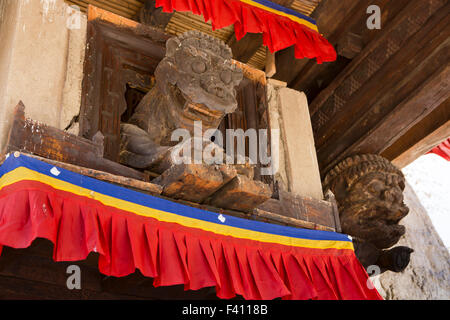 L'Inde, le Jammu-et-Cachemire, Ladakh, Leh, Palace, lion en bois sculpté en bois sculpté sous entrée gardiennage canopy Banque D'Images