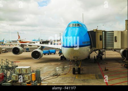 Un avion à l'aéroport gate Banque D'Images